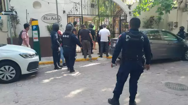 Ante el actuario,  que presentó la orden del juez, los uniformados aseguraron el inmueble para que trabajadores pudieran sacar los muebles que colocaban en un camión de mudanzas