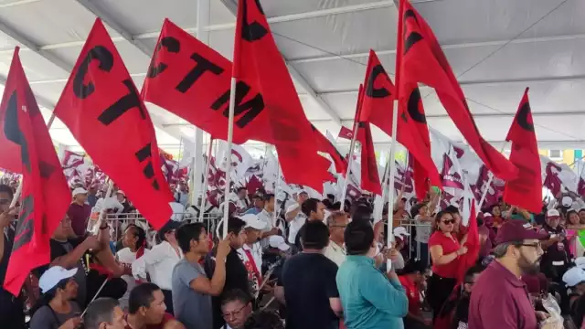 Al ritmo la batucada y aplausos, los seguidores morenitas estuvieron esperando a la doctora