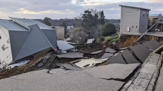 El Primer Ministro japonés informó que las labores de rescate se mantienen, teniendo como prioridad el rescate de personas que pudieran seguir entre los escombros