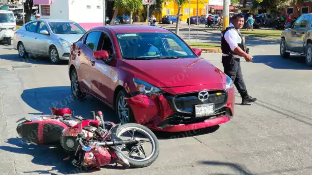Motociclista impacta contra automóvil en la avenida Puerto del Carmen