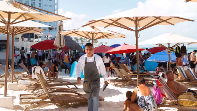 La Asociación de Hoteles de Cancún, Puerto Morelos e Isla Mujeres les brindó ofertas laborales en Quintana Roo a quienes de momento no puedan hacerlo en Guerrero.
