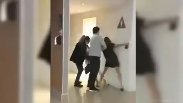 Las mujeres llevaron la pelea afuera de la sala de cine. Foto: Especial