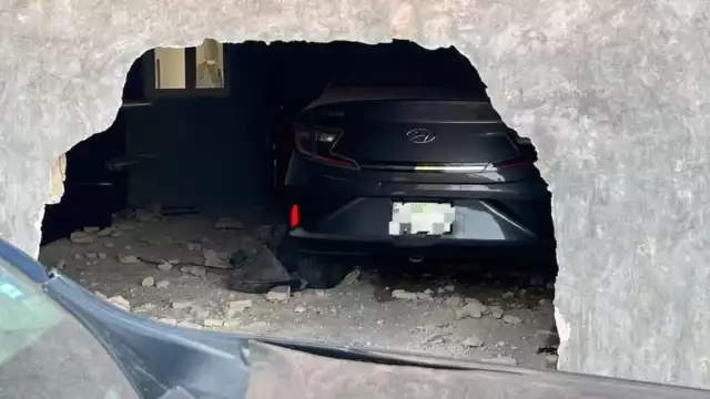 El conductor derribó el muro de la casa y terminó dentro de la terraza