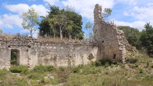 Los habitantes señalan que en la antigua parroquia se aparece un jinete