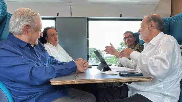 AMLO viajó acompañado de Carlos Slim