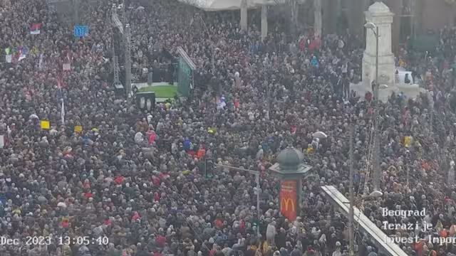 Ciudadanos serbios acusan fraude electoral en los comicios del 17 de diciembre y piden que se repitan las elecciones en 6 meses