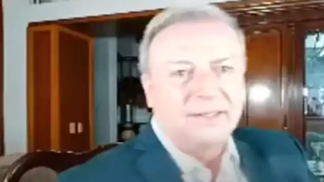 Gilberto Lozano, líder del Frente Nacional AntiAMLO (FRENAAA), sufrió una caída de sentón mientras realizaba una transmisión sobre la consulta de revocación de mandato del presidente Andrés Manuel López Obrador cuando se levantó para poner un video del titular del Ejecutivo