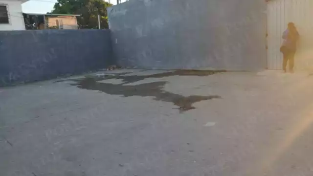 Vecinos de la colonia Pozo del Monte, en Champotón, denunciaron que aguas sucias invaden el cruce de la calle 13 con 24.