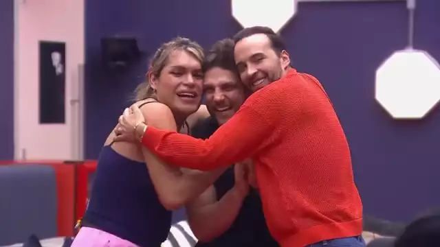 Wendy y Apio apapacharon a Nicola tras su revelación. Foto: Especial