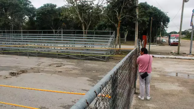 Durante el trayecto por la calle 50 que lleva hacia el recinto se realiza la labor de reparación de calles con baches