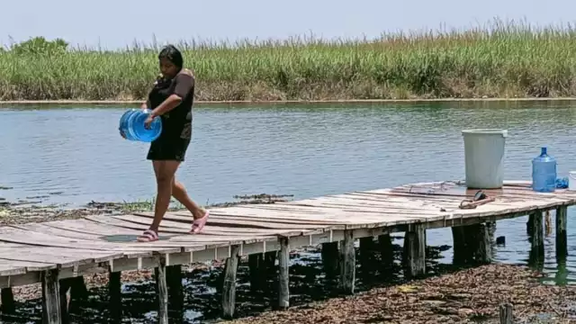 Vecinos tienen que sacar agua del río para sus necesidades