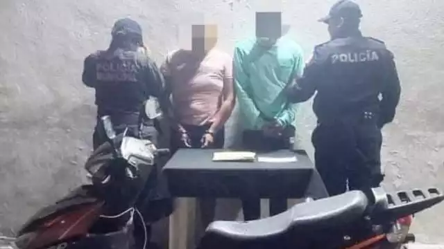 Los detenidos fueron interceptados en una motocicleta a toda velocidad
