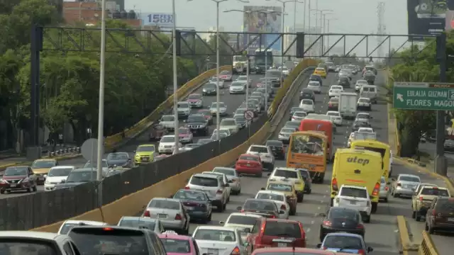 El programa Hoy No Circula es una medida ambiental que restringe la circulación vehicular en días específicos