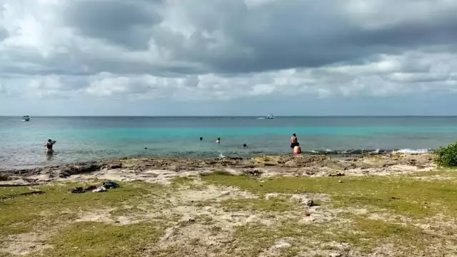 En la playa se ve alrededor de 130 personas