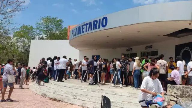 El recinto estuvo lleno para ver el eclipse solar