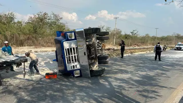 Falla mecánica en volquete provoca volcadura