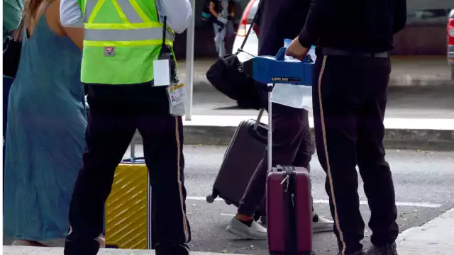 Los elementos de seguridad llevaron a resguardar la maleta, en espera que fuera reclamada por sus dueños.