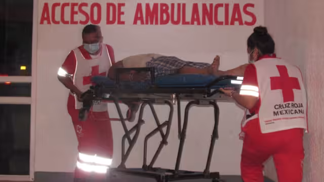 El hombre fue trasladado un hombre al hospital San Carlos