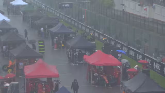 Los autos tuvieron que regresar a pits. Foto: Especial