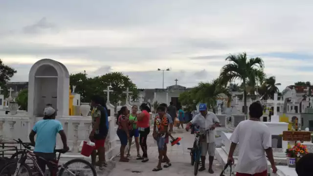 El trabajo de limpieza y colocación de alguna flor de temporada queda a cargo de los más grandes de la casa