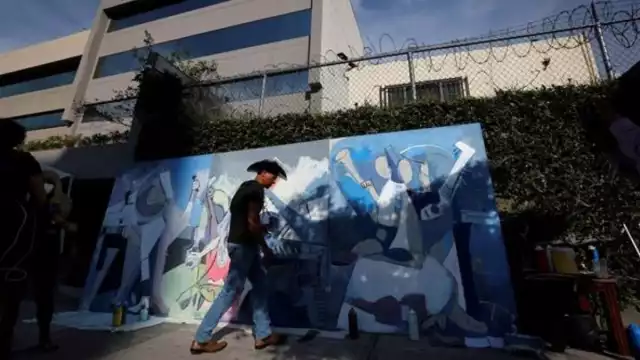 El artista mexicano, Roberto Márquez, fue el encargado de inmortalizar al Charro de Huentitán como muestra de apoyo y admiración por el cantante