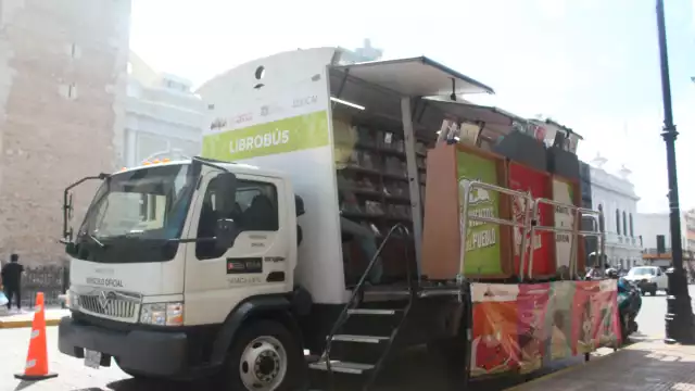 En sus primeras horas de instalación las personas se acercaron con gran interés para participar