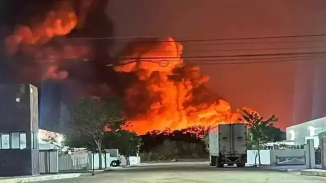 Los tragahumos se mantuvieron en el lugar después de controlar el incendio para enfriar el sitio