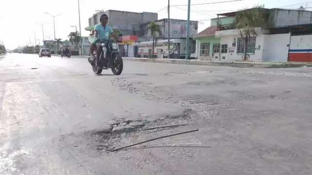 Es un peligro pasar en el paso peatonal por las varillas que se asoman