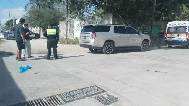 El conductor de la camioneta, aunque intentó evitar el golpe, le pega de costado y lo proyecta algunos metros, para quedar al final tirado en el pavimento.