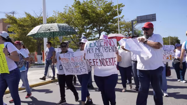 Los trabajadores marcharon hasta el Parque Campeche