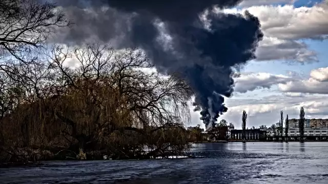 La mañana de este sábado se reportaron intensos combates en el noroeste de Kiev y un aeródromo militar en Vasylkiv, al sur de la capital. Foto: AFP