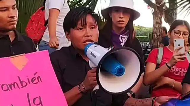 Varias personas le mostraron su apoyo a una mujer que está plantada frente al Palacio