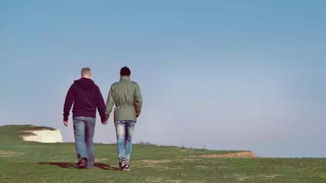 Este lunes el Vaticano publicó un documento que acepta la "posibilidad de bendecir" a parejas "en situación irregular" o del mismo sexo