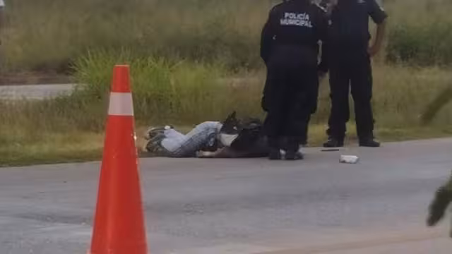 Elementos de la Policía Municipal de Kanasín llegaron al lugar para acordonar la aérea y evitar otro accidente