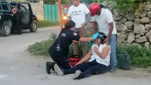 Vecinos, al escuchar la colisión de la motocicleta con el pavimento, decidieron salir a auxiliar