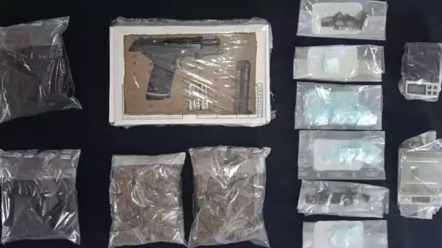 Las drogas y armas aseguradas quedaron a disposición de las autoridades