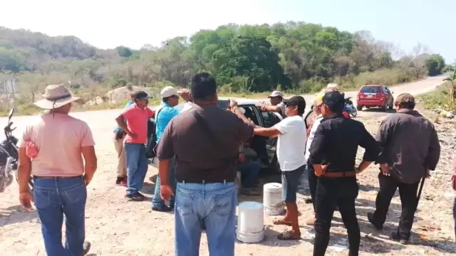 Desde las 07:00 horas, un grupo de aproximado de 30 ejidatarios perteneciente al rejado de Escárcega se plantaron con vehículos