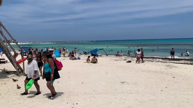 Aunque los turistas llegaban a la playa en compañía de familiares y amigos se retiraban