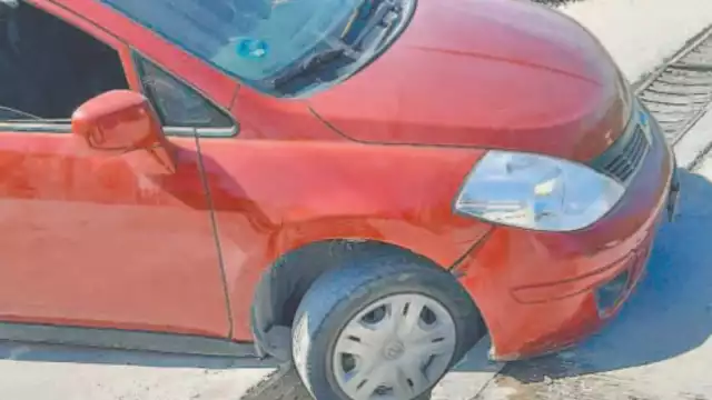 Testigos del incidente ayudaron al conductor a sacar el carro