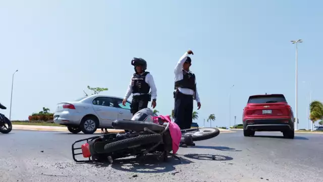 La conductora del auto le echaba la culpa al motociclista