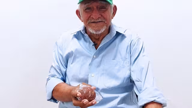 El abuelito presentó fuerte dolor en la vejiga por una enorme piedra