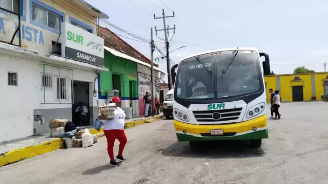 Los pasajeros tienen que abordar los autobuses en la calle y es un peligro, señalan