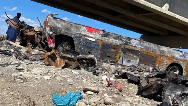 El autobús fue reducido a cenizas tras el accidente en Pakistán