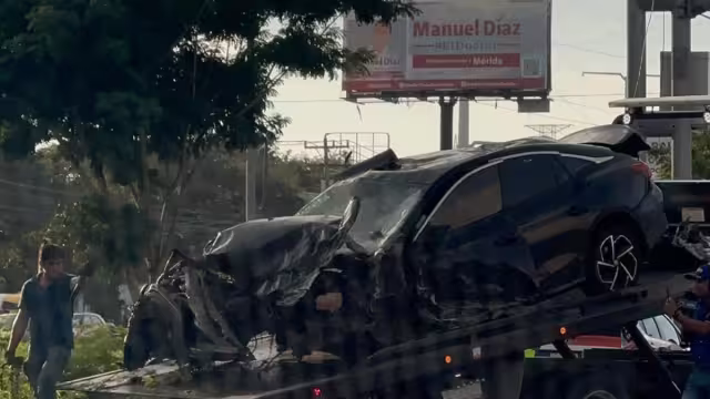 Dos de los ocupantes del auto fueron trasladados a un hospital para su atención médica