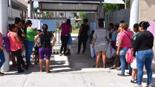 La maestra afirmó que el niño se puso violento y lastimo a una compañera