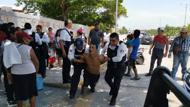 El hombre arrastró a una mujer que esperaba a sus hijos a la salida de una primaria