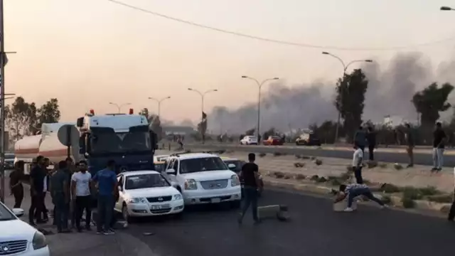 El toque de queda se impuso por la noche después de que protestas rivales