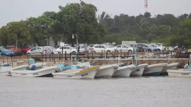 Los hombres de mar esperan que el clima mejore para ir a trabajar y tener ingresos, ya que su economía se vio afectada.