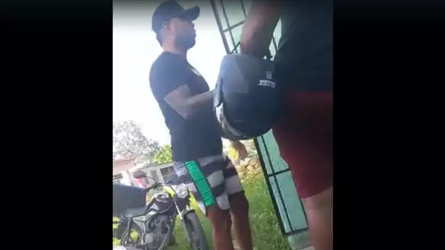 Unos colombianos exigieron el pago de una deuda a una mujer en Chetumal, al no pagar vandalizaron su auto