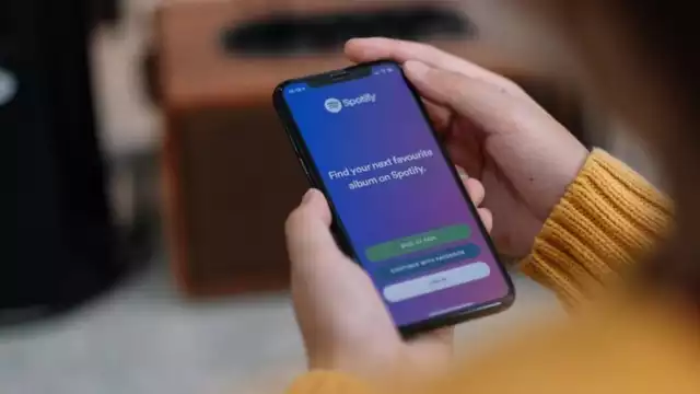 Desde Bruselas, la Comisión Europea impuso una multa a Apple por mil 800 millones de euros por afectar a Spotify con prácticas monopólicas